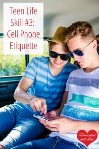 Teens in car looking at cell phone - Teen Life Skill #3: Cell Phone Etiquette